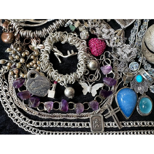 402 - Box of Quality Vintage Costume Jewellery, including chains, pendants, bracelets, bangles, brooches, ... 