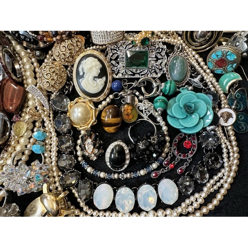 403 - Box of Quality Costume Jewellery, comprising a quantity of various chains, pendants, earrings, brace... 