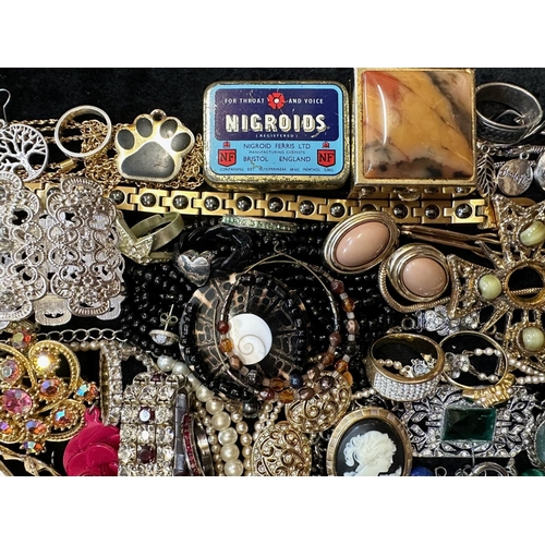 403 - Box of Quality Costume Jewellery, comprising a quantity of various chains, pendants, earrings, brace... 