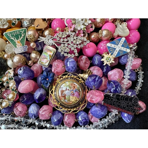 422 - Collection of Vintage Costume Jewellery, comprising crystal necklaces, pearls, bangles, coloured sto... 