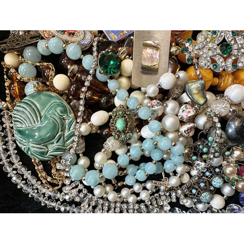 422 - Collection of Vintage Costume Jewellery, comprising crystal necklaces, pearls, bangles, coloured sto... 