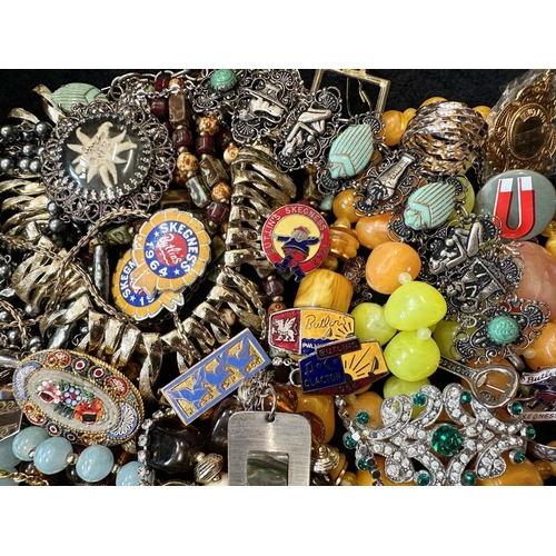 422 - Collection of Vintage Costume Jewellery, comprising crystal necklaces, pearls, bangles, coloured sto... 