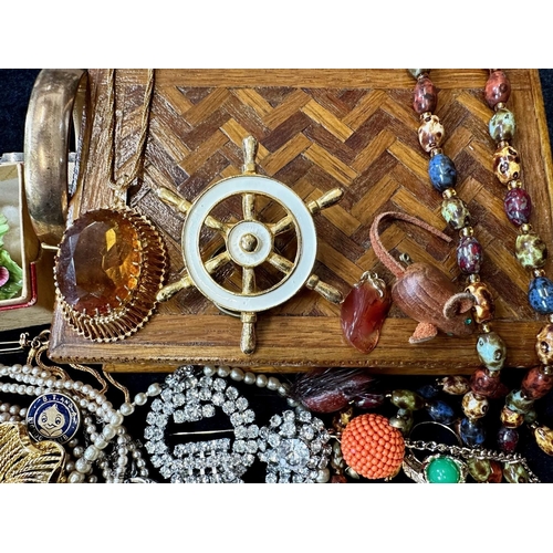 424 - Collection of Vintage Costume Jewellery, comprising crystal necklaces, pearls, bangles, coloured sto... 