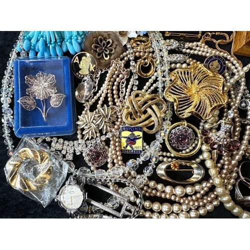 424 - Collection of Vintage Costume Jewellery, comprising crystal necklaces, pearls, bangles, coloured sto... 