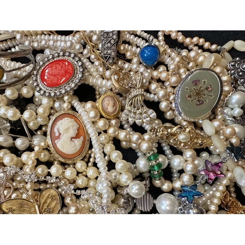 428 - Collection of Costume Jewellery, comprising bracelets, bangles, brooches, pendants, chains, beads, e... 