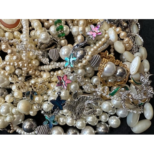 428 - Collection of Costume Jewellery, comprising bracelets, bangles, brooches, pendants, chains, beads, e... 