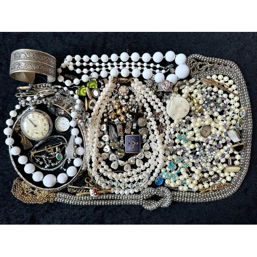 434 - Collection of Costume Jewellery, comprising bracelets, bangles, brooches, pearls, chains, beads, ear... 