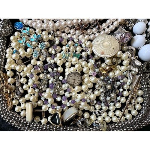 434 - Collection of Costume Jewellery, comprising bracelets, bangles, brooches, pearls, chains, beads, ear... 