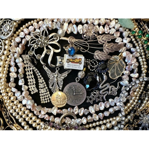 442 - Collection of Quality Costume Jewellery, including pearls, necklaces, chains, bracelets, pendants, b... 