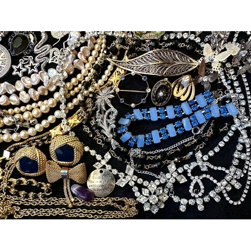 442 - Collection of Quality Costume Jewellery, including pearls, necklaces, chains, bracelets, pendants, b... 