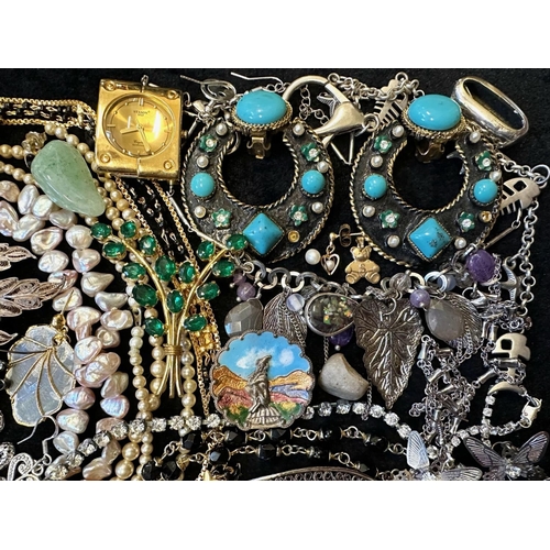 442 - Collection of Quality Costume Jewellery, including pearls, necklaces, chains, bracelets, pendants, b... 