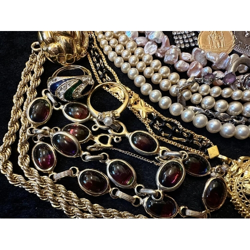 442 - Collection of Quality Costume Jewellery, including pearls, necklaces, chains, bracelets, pendants, b... 