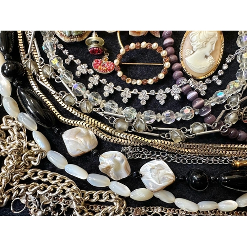 444 - Collection of Quality Costume Jewellery, including pearls, necklaces, chains, bracelets, pendants, b... 