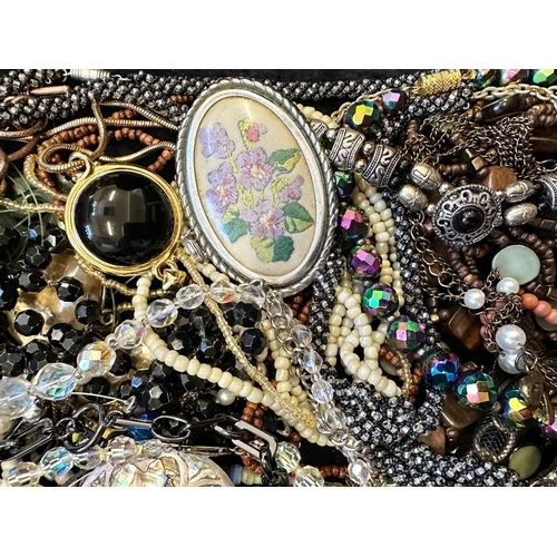 446 - Collection of Quality Costume Jewellery, including pearls, necklaces, chains, bracelets, pendants, b... 