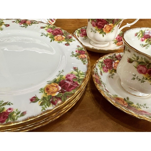 606 - Royal Albert 'Old Country Roses' Set, comprising four cups, four saucers and six sandwich/cake plate... 