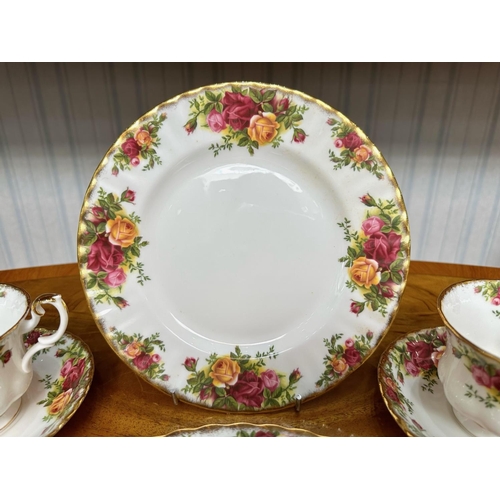 606 - Royal Albert 'Old Country Roses' Set, comprising four cups, four saucers and six sandwich/cake plate... 