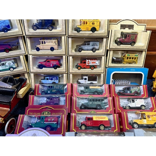 1433 - Box of Die Cast Model Cars, including large unboxed Franklin Mint, including Rolls Royce Silver Ghos... 