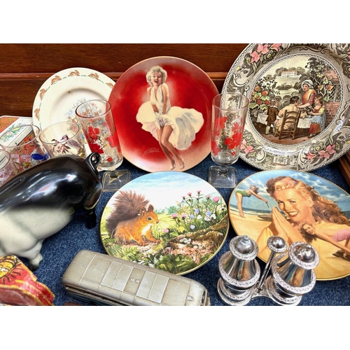 1506 - Box of Miscellaneous, to include a wooden easel, ornaments, pig pottery banks, Marilyn Monroe set of... 