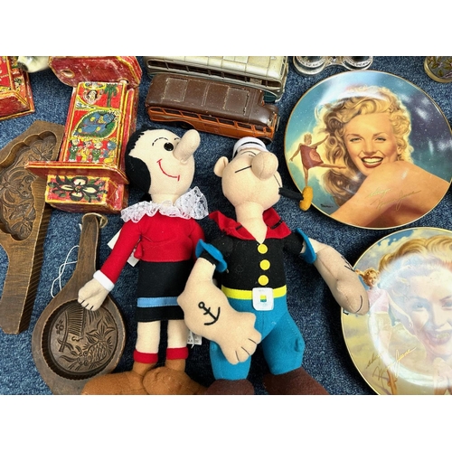 1506 - Box of Miscellaneous, to include a wooden easel, ornaments, pig pottery banks, Marilyn Monroe set of... 