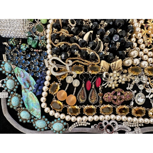 400 - Collection of Quality Costume Jewellery, comprising beads, pearls, chains, pendants, rings, earrings... 