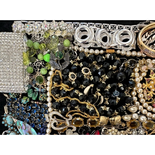 400 - Collection of Quality Costume Jewellery, comprising beads, pearls, chains, pendants, rings, earrings... 