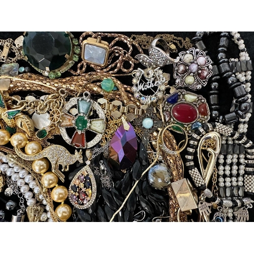 401 - Collection of Quality Costume Jewellery, comprising beads, pearls, chains, pendants, rings, earrings... 