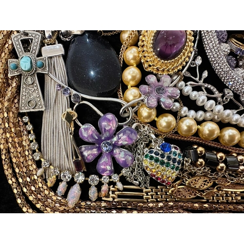 401 - Collection of Quality Costume Jewellery, comprising beads, pearls, chains, pendants, rings, earrings... 