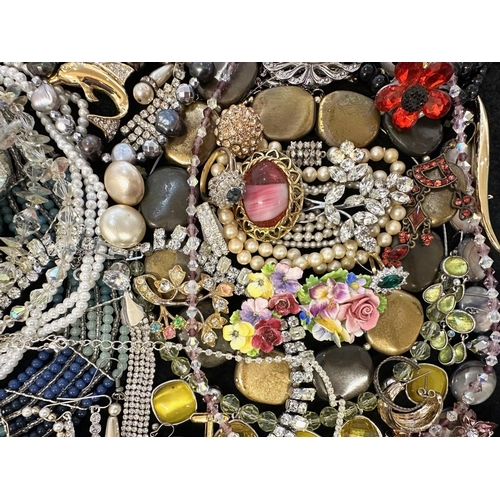 402 - Collection of Quality Costume Jewellery, comprising beads, pearls, chains, pendants, rings, earrings... 