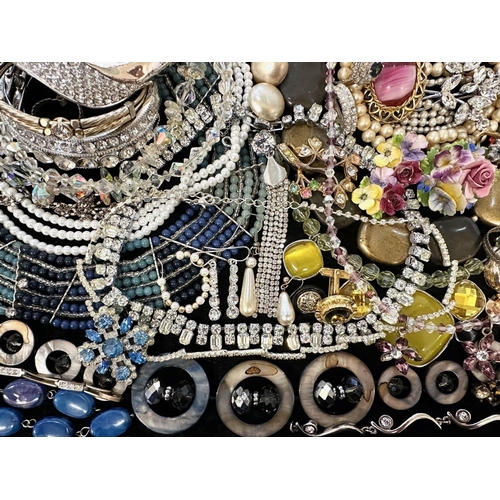 402 - Collection of Quality Costume Jewellery, comprising beads, pearls, chains, pendants, rings, earrings... 