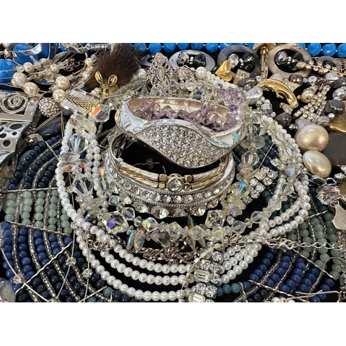 402 - Collection of Quality Costume Jewellery, comprising beads, pearls, chains, pendants, rings, earrings... 