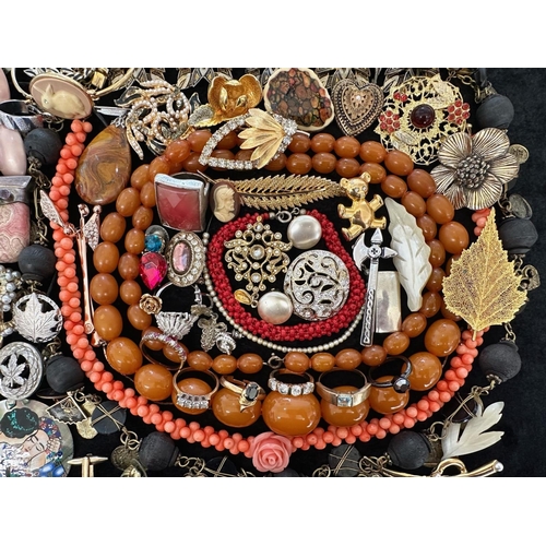 403 - Collection of Quality Costume Jewellery, comprising beads, pearls, chains, pendants, rings, earrings... 