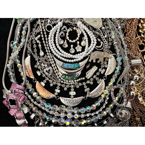 404 - Collection of Quality Costume Jewellery, comprising beads, pearls, chains, pendants, rings, earrings... 