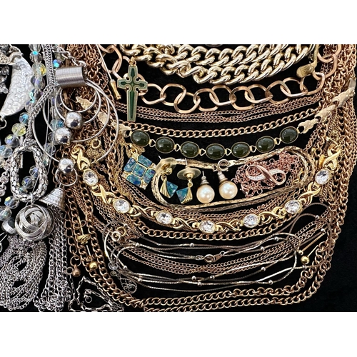 404 - Collection of Quality Costume Jewellery, comprising beads, pearls, chains, pendants, rings, earrings... 