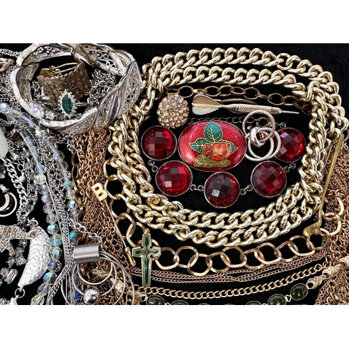 404 - Collection of Quality Costume Jewellery, comprising beads, pearls, chains, pendants, rings, earrings... 