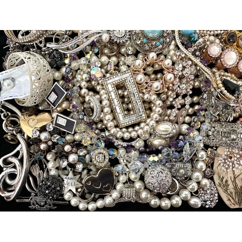 405 - Collection of Quality Costume Jewellery, comprising beads, pearls, chains, pendants, rings, earrings... 