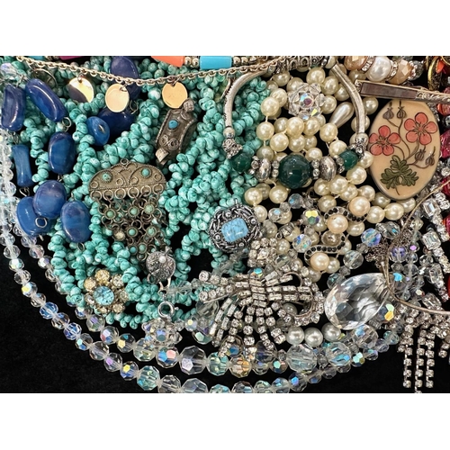 406 - Collection of Quality Costume Jewellery, comprising beads, pearls, chains, pendants, rings, earrings... 