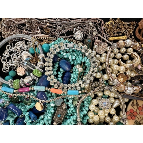 406 - Collection of Quality Costume Jewellery, comprising beads, pearls, chains, pendants, rings, earrings... 