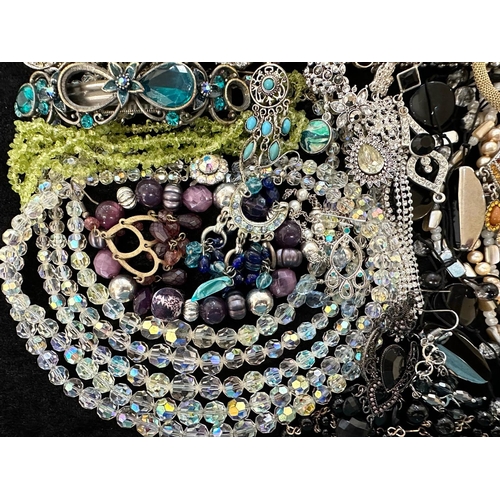 407 - Collection of Quality Costume Jewellery, comprising beads, pearls, chains, pendants, rings, earrings... 