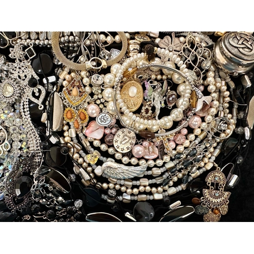 407 - Collection of Quality Costume Jewellery, comprising beads, pearls, chains, pendants, rings, earrings... 