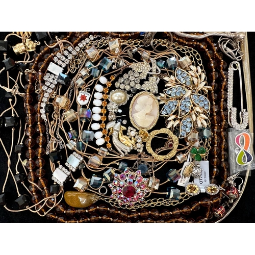 409 - Collection of Quality Costume Jewellery, comprising beads, pearls, chains, pendants, rings, earrings... 