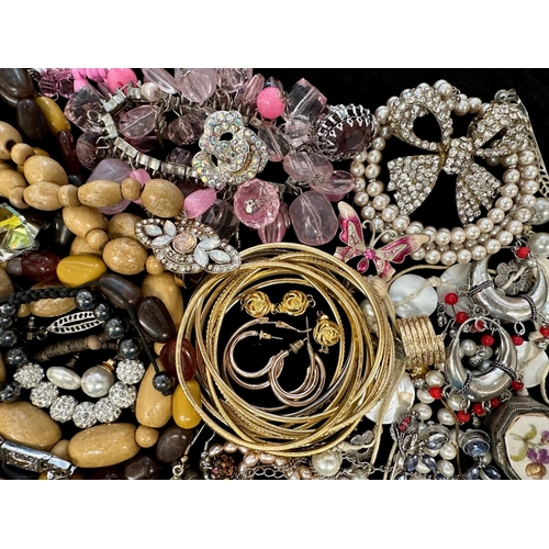 411 - Collection of Quality Costume Jewellery, comprising beads, pearls, chains, pendants, rings, earrings... 