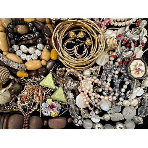 411 - Collection of Quality Costume Jewellery, comprising beads, pearls, chains, pendants, rings, earrings... 