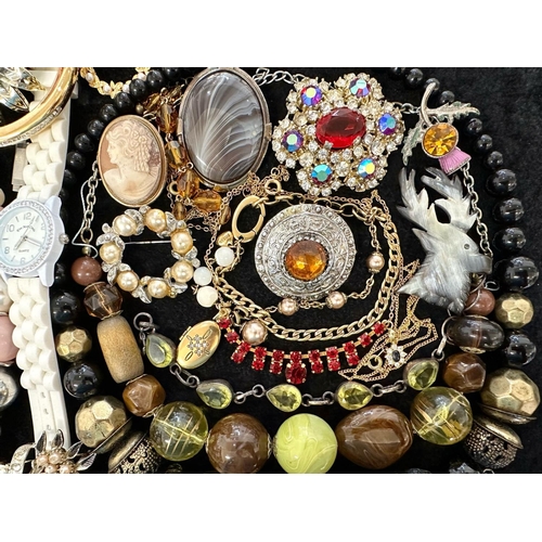 413 - Collection of Quality Costume Jewellery, comprising beads, pearls, chains, pendants, rings, earrings... 