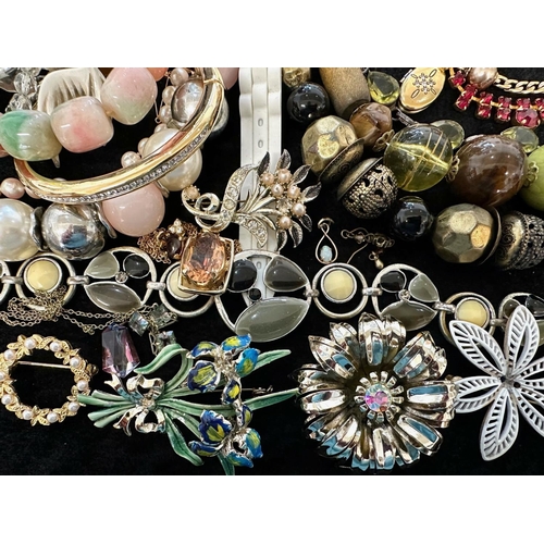 413 - Collection of Quality Costume Jewellery, comprising beads, pearls, chains, pendants, rings, earrings... 