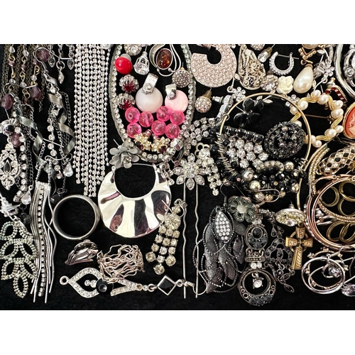 414 - Collection of Quality Costume Jewellery, comprising beads, pearls, chains, pendants, rings, earrings... 