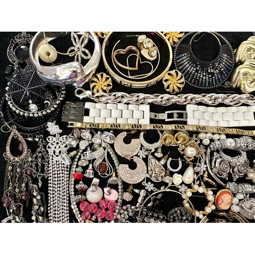 414 - Collection of Quality Costume Jewellery, comprising beads, pearls, chains, pendants, rings, earrings... 