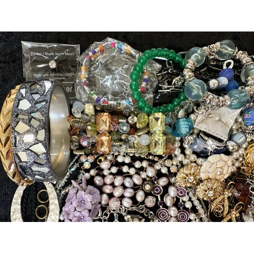 415 - Collection of Quality Costume Jewellery, comprising beads, pearls, chains, pendants, rings, earrings... 