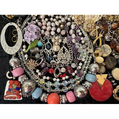 415 - Collection of Quality Costume Jewellery, comprising beads, pearls, chains, pendants, rings, earrings... 