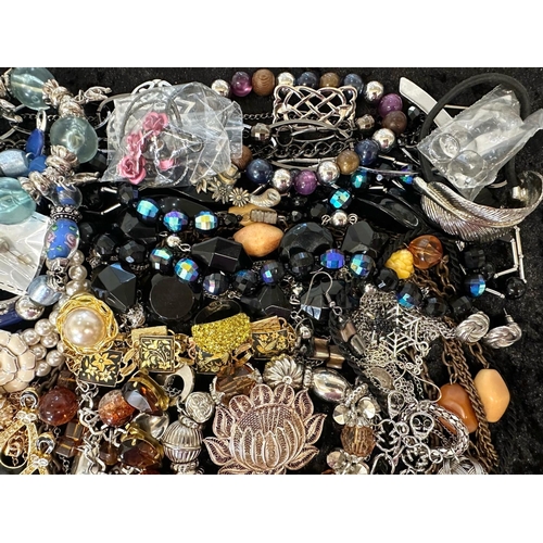 415 - Collection of Quality Costume Jewellery, comprising beads, pearls, chains, pendants, rings, earrings... 