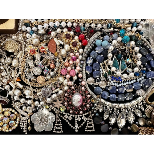 429 - Box of Quality Costume Jewellery, including pearls, beads, pendants, earrings, cufflinks,  bracelets... 